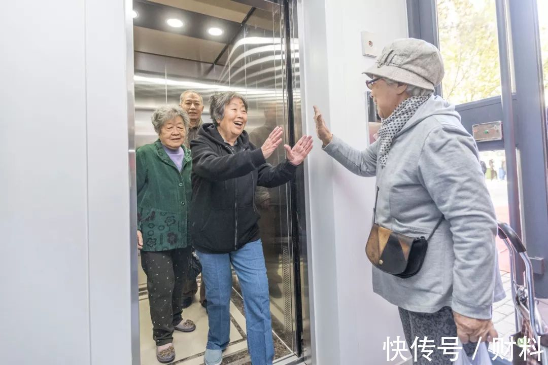 房子|不用反对了!加装电梯有了“新方案”,以后安装不用花一分钱了