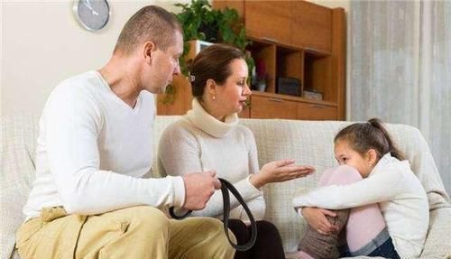 孩子|妈妈忘记买饮料,6岁女儿当众对她拳打脚踢,爸爸的做法让人解气