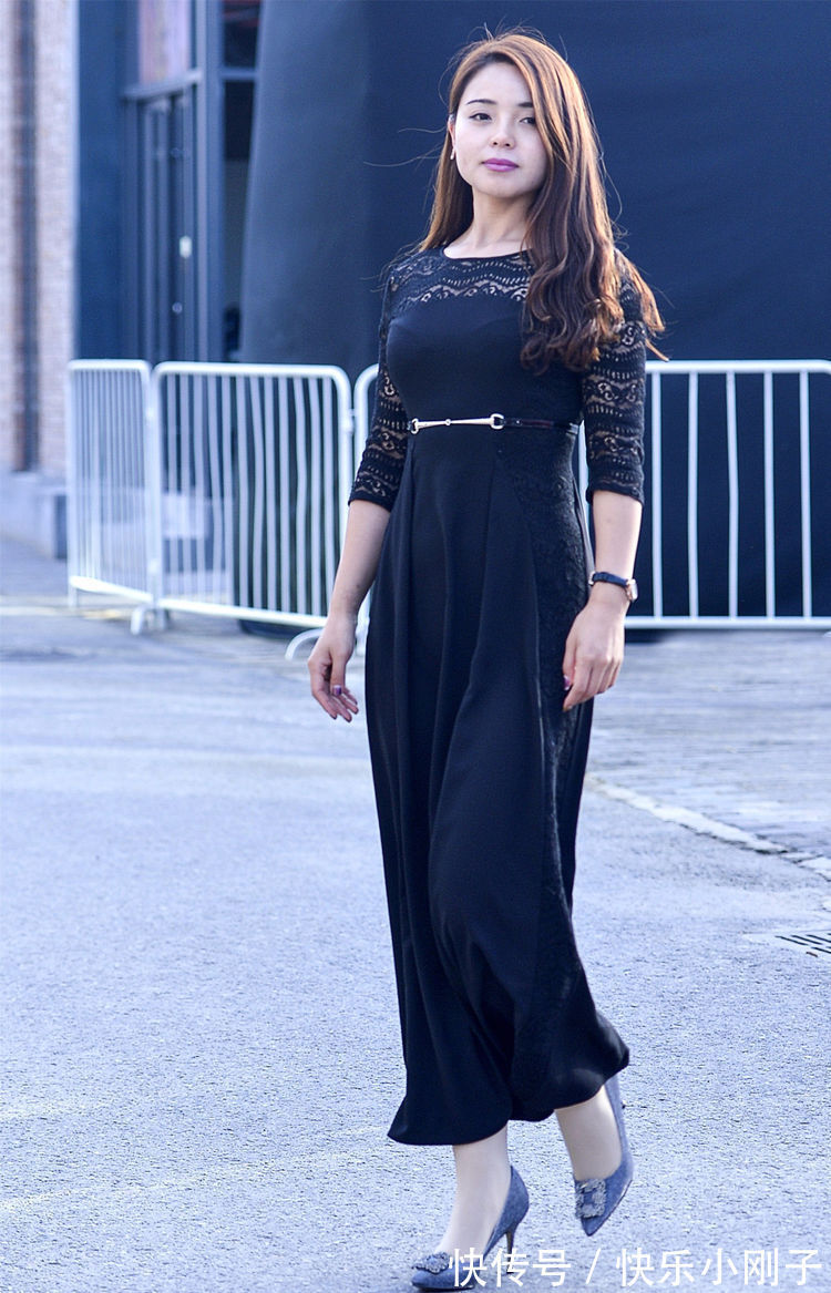 高跟鞋 藏青色拼接连衣裙,穿出了初秋优雅大方的美,透明清新又显气质