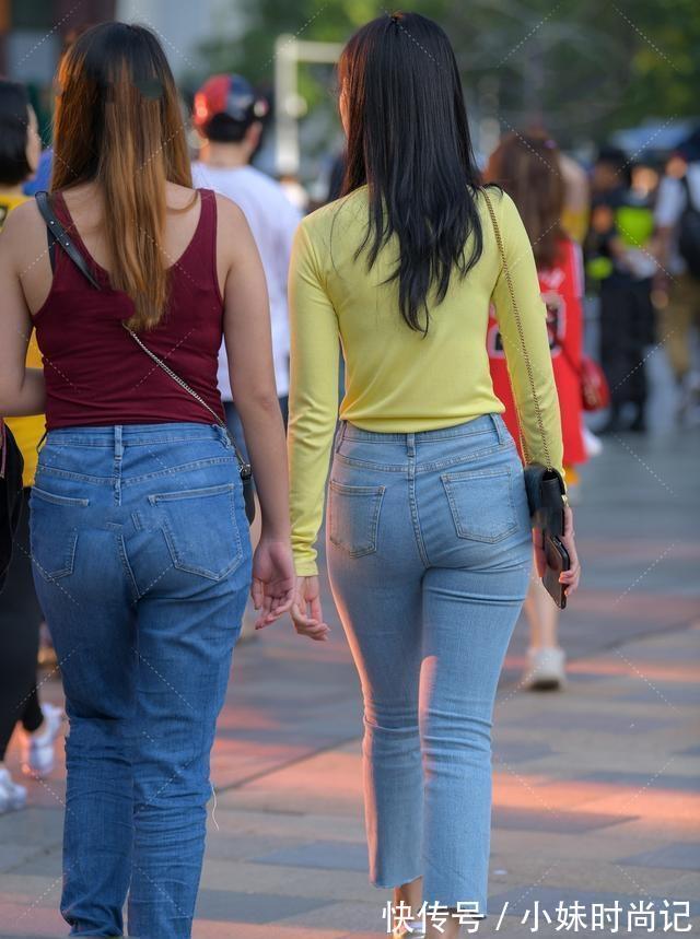 蕾丝|黄色活泼上衣搭配浅蓝色牛仔裤,自然舒适,甜美动人