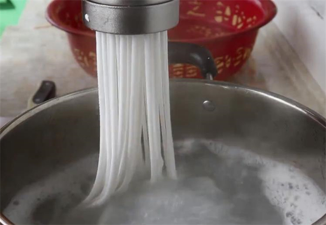 碱面|不用一点明矾,教你自制土豆粉条,白色透明筋道,比买的好多了
