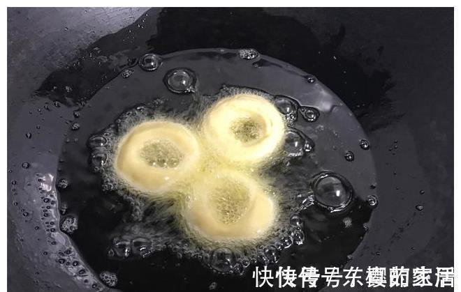 烤箱|面包这做法火了，不用烤箱，不加一滴水，柔软香甜超好吃