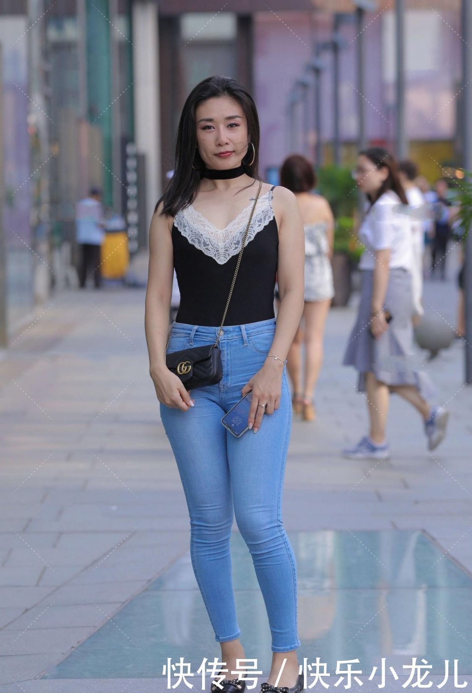 衣服|优雅成熟的穿搭,增强时尚气场,这位微胖女孩,是爸爸喜欢的类型
