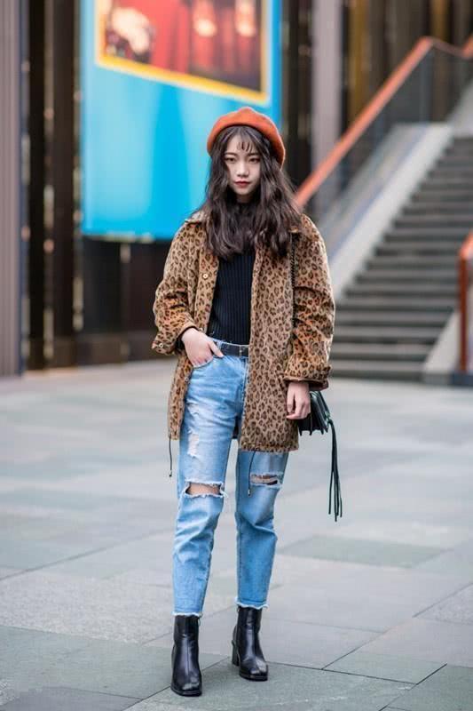 街拍:一起逛街的短发美女,分别穿白色的纱裙与蓝色牛仔裙,美动减龄