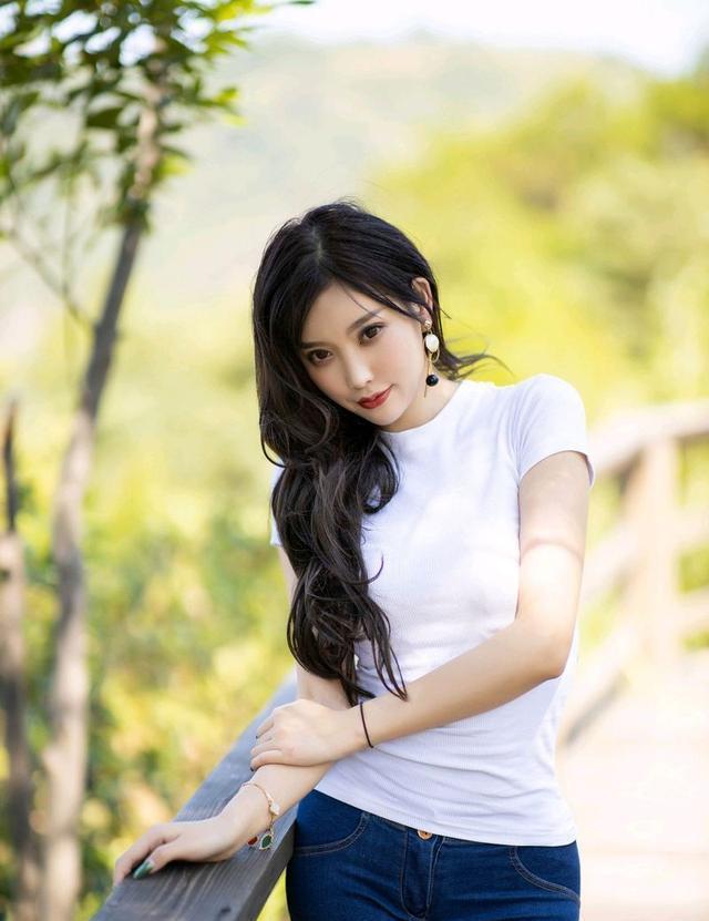 薄牛仔裤|粉色修身连衣裙搭配尖头高跟鞋,娇嫩丰盈,温文尔雅