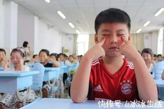 小男孩|6岁小男孩，千度近视，得知原因后，众人指责孩子父母太混蛋