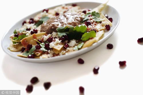 中年人如何遠離骨質疏松？日常多吃這2種食物，或能如愿