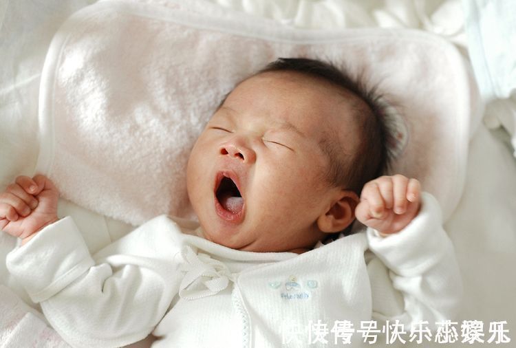 婴幼儿|宝宝睡醒后做这三件事，说明左脑发育更完善，以后学习会更有优势