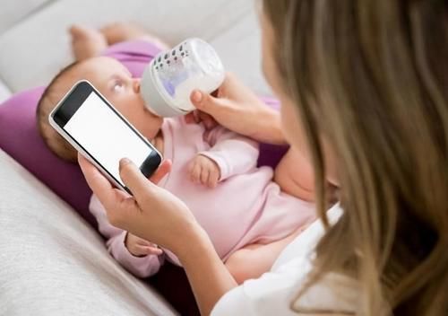 孩子|妈妈喂奶玩手机，被指影响宝宝正常发育，这种坏习惯你还在做吗？