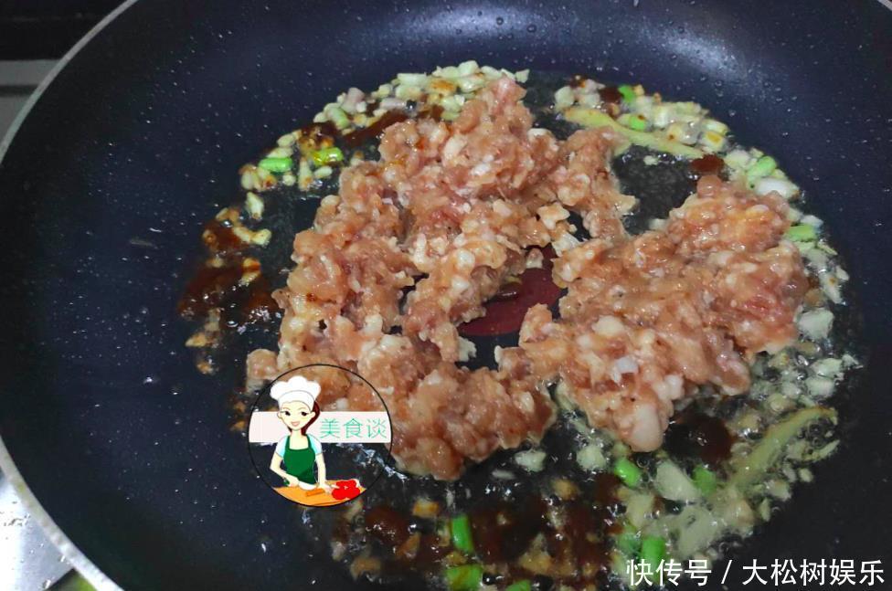 炒茄子时,切完别直接炒!多加1步骤,茄子香软不吸油,超级入味