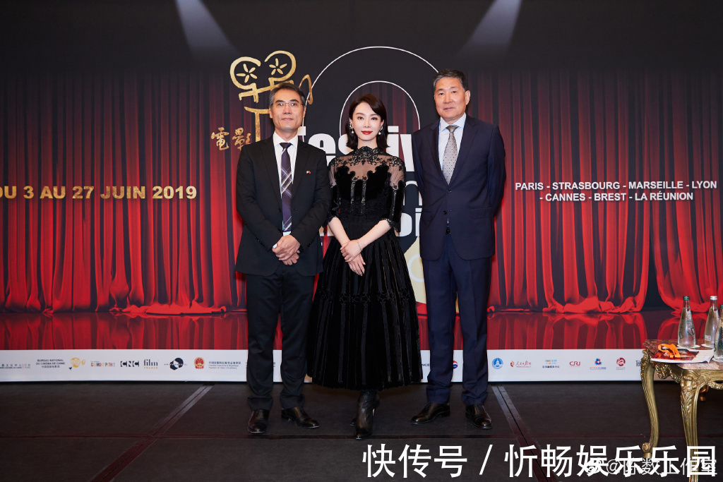 t恤|奔三奔四女性留什么样发型好看,明白几点发型知识就够,年轻貌美