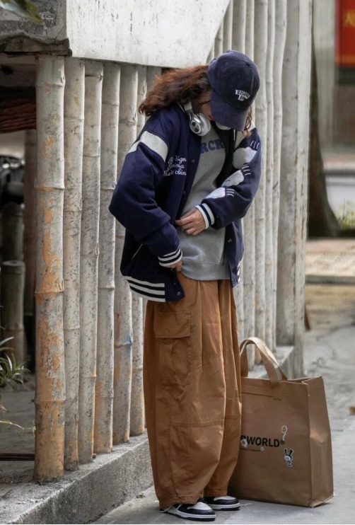 减龄|秋冬的“棒球服”怎么穿才帅气?建议搭配阔腿裤,舒适又减龄