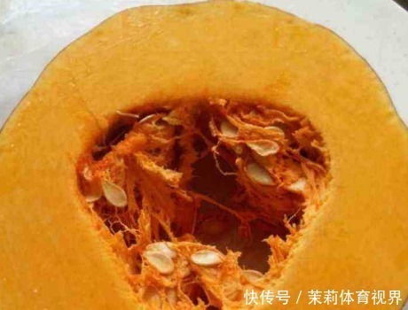 做南瓜饼时，只加糯米粉和糖就错了，如果少了它，不软糯还发硬