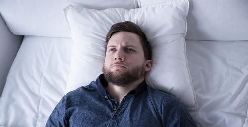 风油精滴|男性睡觉肚脐上滴点风油精,只需1晚,几大好处随之而来