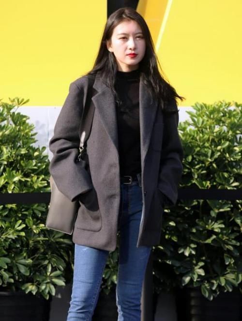 吊带|街拍艳若桃李的美女,一件套装吊带上衣配短裙,时尚魅力十足