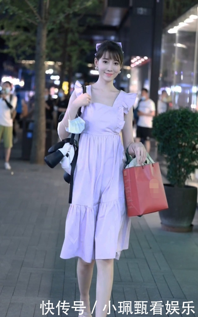 身穿浅紫色连衣裙的小姐姐,清纯甜美,仿佛校园女神