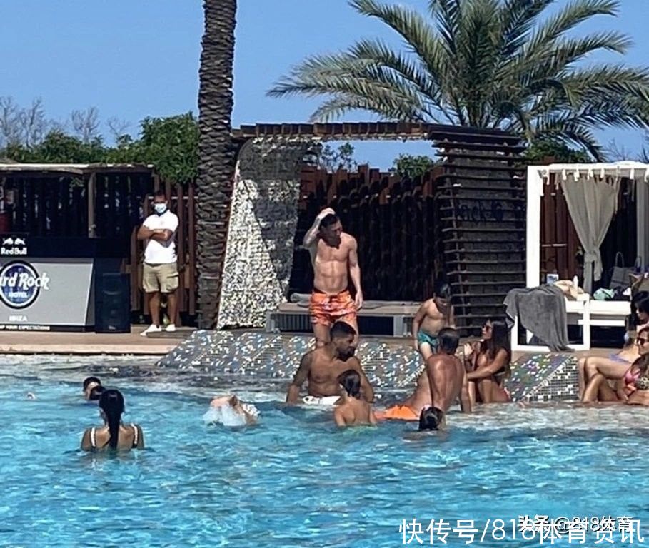 梅西|梅西伊比萨度假遇美女追星!四五个白富美冲上来求合影,他手足无措