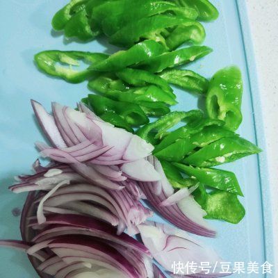 我经常做洋葱羊肉片，家人都爱吃，婆婆夸我聪明又贤惠