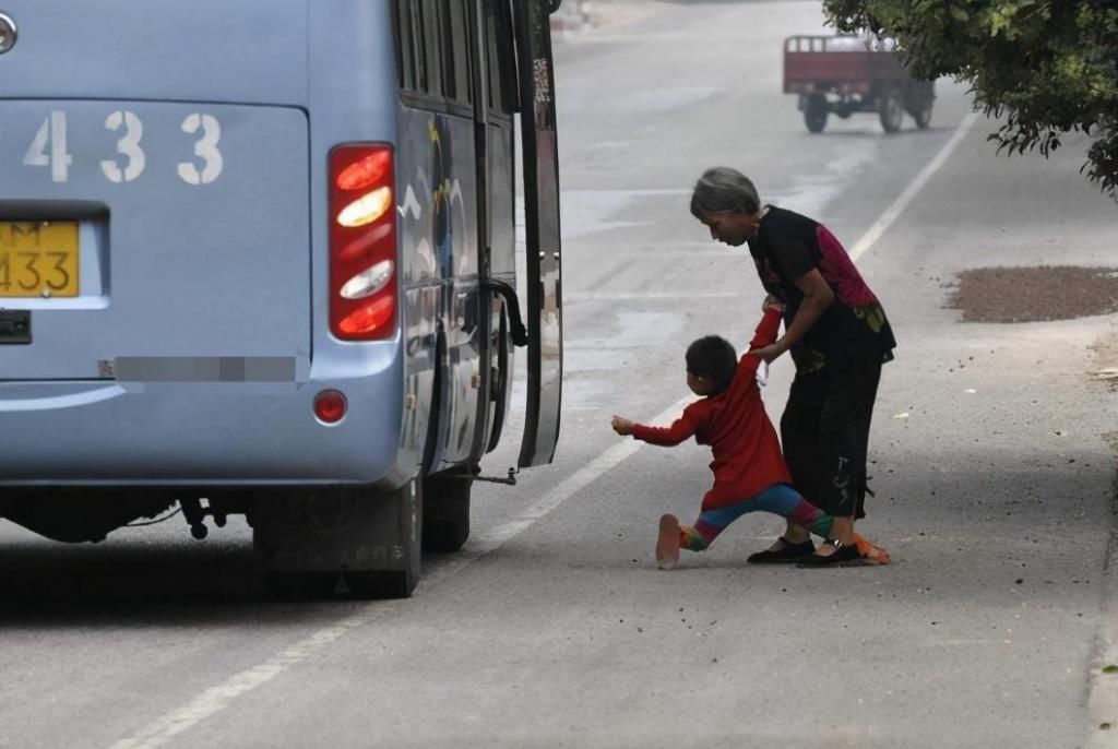 安稳|“宁可穷3年也要自己带娃”，为何3年过去后，父母却悔不当初
