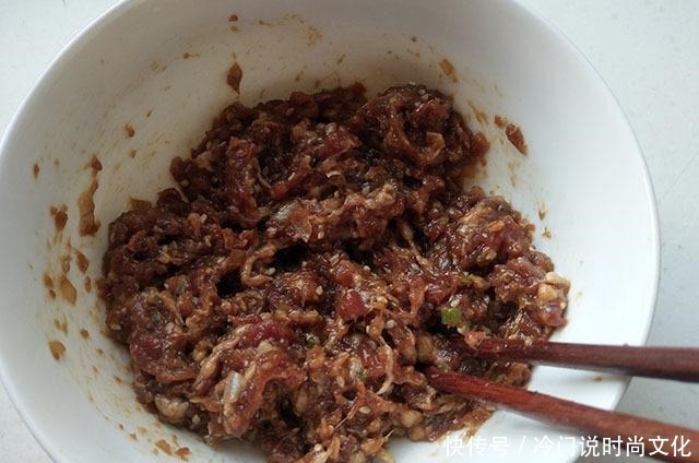 肉末韭菜炒|这炒菜,家人三天两头闹着要吃,营养又好做,入口滑溜溜,吃不厌