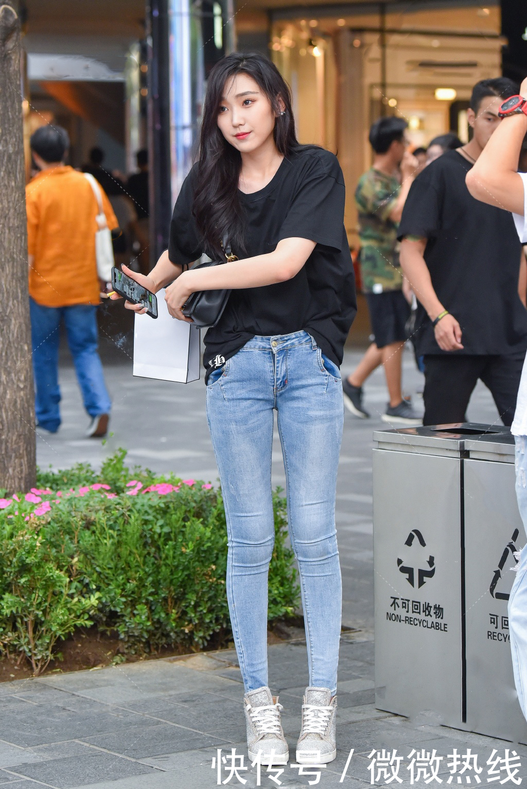 值得|气质女生的牛仔裤装扮,个性大方值得借鉴,帮你提升造型时髦感