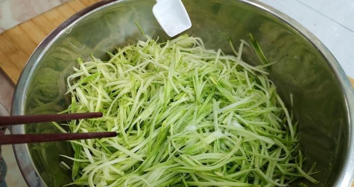 馅饼|此菜一年四季都便宜，秋天要多给孩子吃，钙含量极高，烙馅饼真香