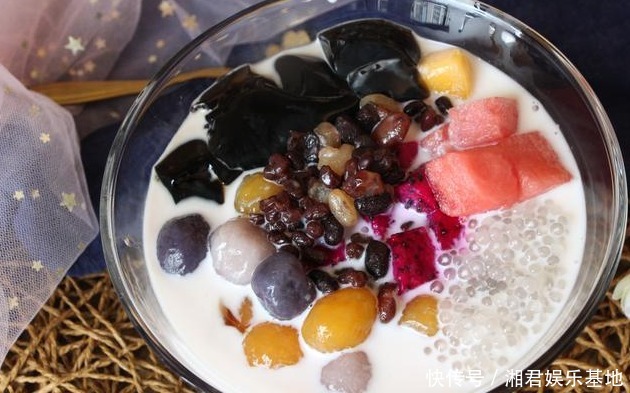 倒入|甜品店仙草水果捞的秘制配方,做法简单,清热降暑,成本才几块钱