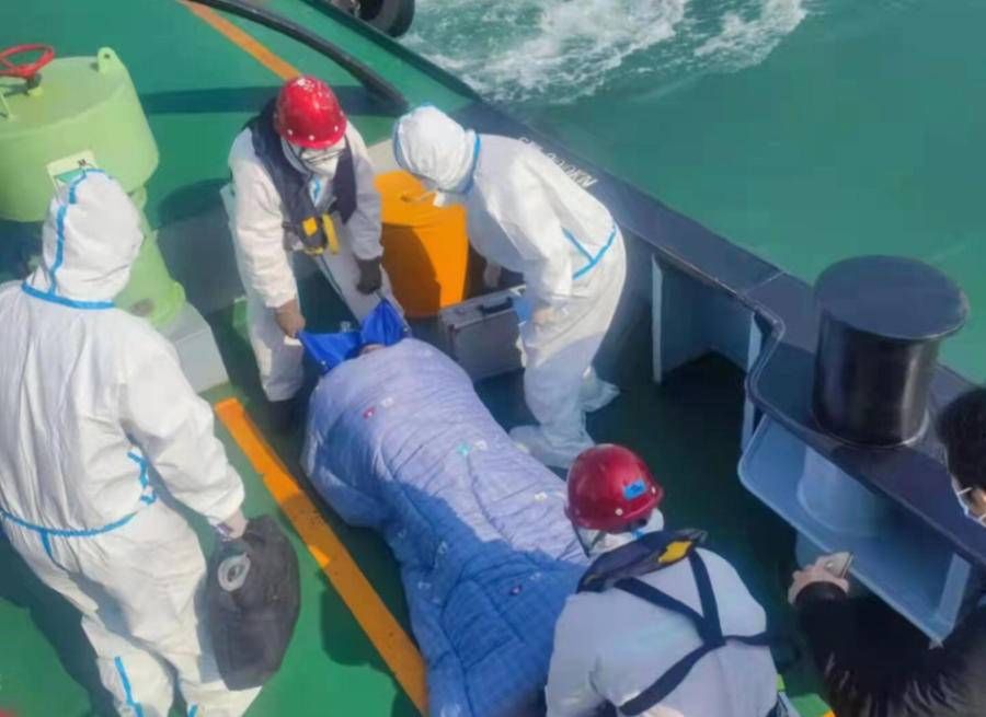 威海市海上搜救中心成功救助一名疾病船员