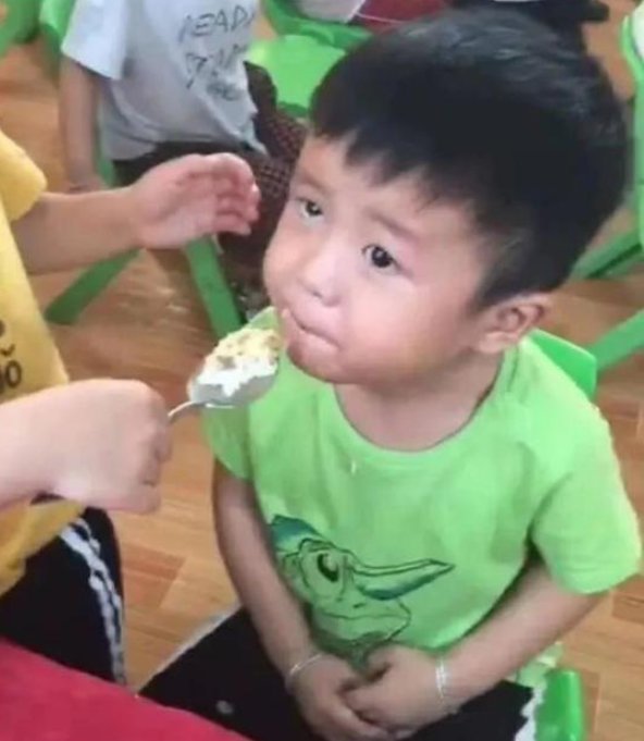 特殊待遇|“超萌辈分差”火了,舅舅遭受“特殊待遇”,外甥:毕竟是晚辈