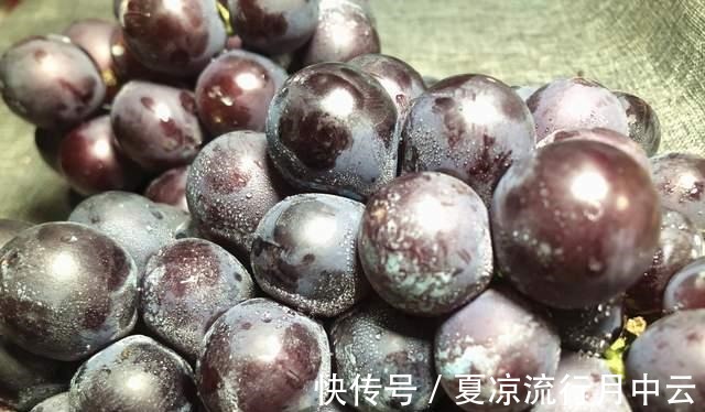 葡萄果肉|葡萄用盐和面粉洗,等于吃垃圾,学会这一招,干净又卫生污渍全无!