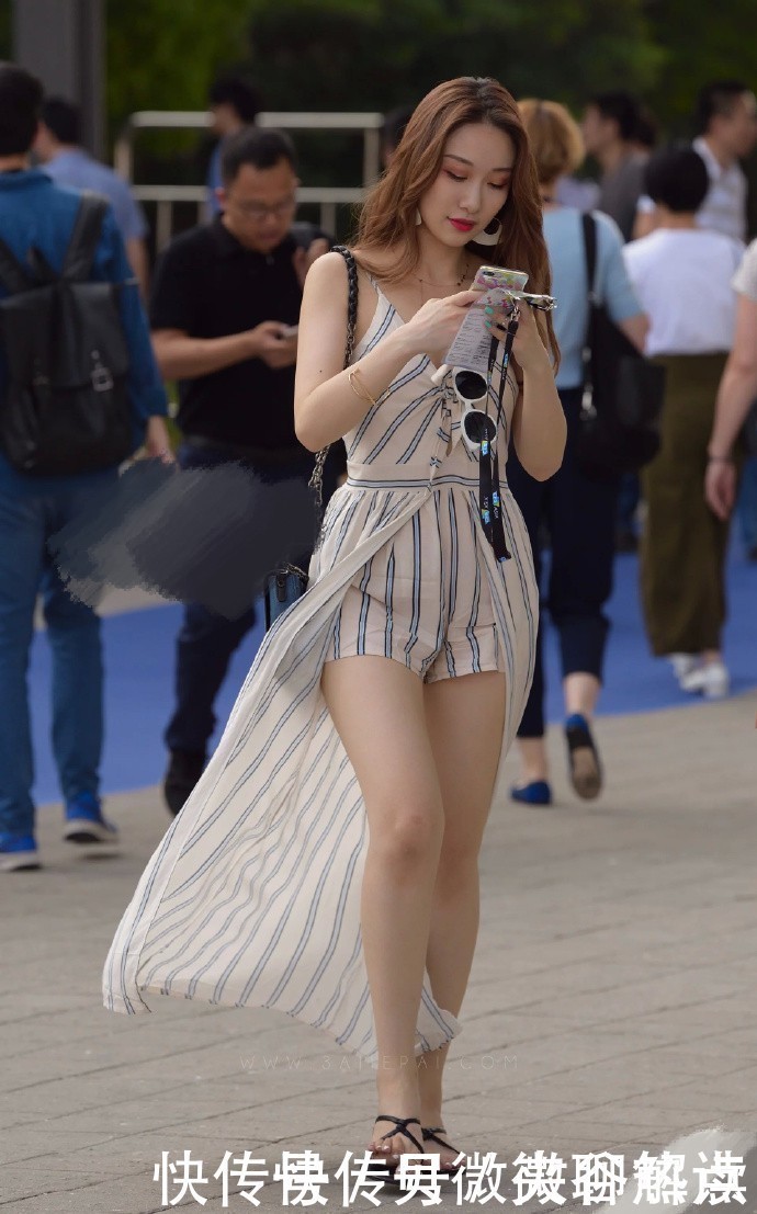 造型|穿“床单”的女神小姐姐,造型有点“飘逸”,走路都带风