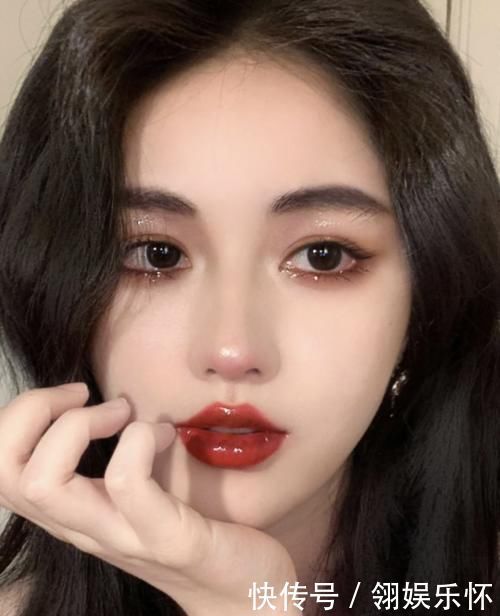 “长期化妆”和“长期素颜”的女生,皮肤差距,真是一目了然