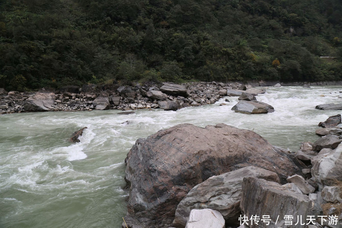 怒江峡谷内素有，十里不同天，万物在一山，之说