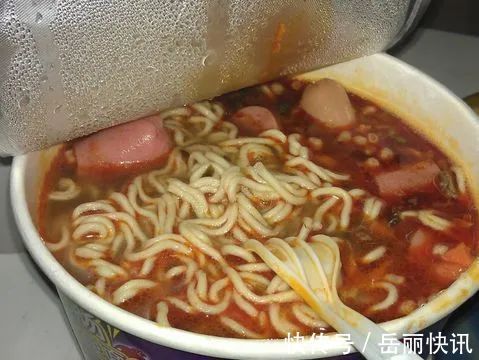 面饼|煮泡面“最忌”先放面饼,做出来又油又难以下咽,原来顺序搞错了