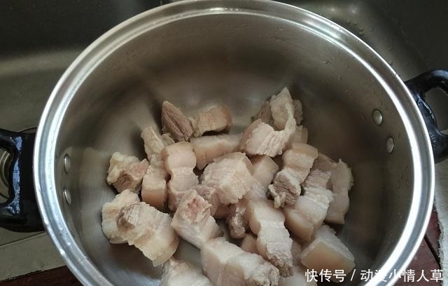 退休老厨师: 不管什么肉, 焯水时牢记这2点, 保证脏东西自己出来