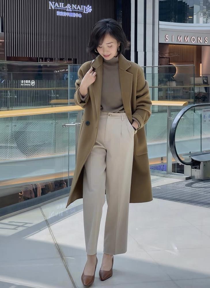 大衣|40+的女人秋冬怎么穿才减龄?毛衣+西装裤干练时髦,保暖又舒适