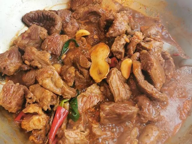 放假在家吃什么?大叔教你红烧牛肉,浓郁入味,口感鲜香,超简单