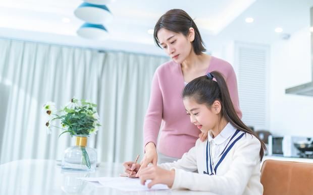 和青春期孩子无法沟通？父母学会4个沟通技巧，孩子和你无话不说