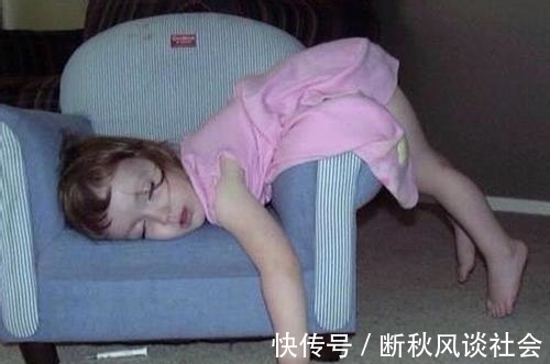 搞笑|搞笑宝宝:当宝宝看到好吃的却吃不到的时候,宝宝的表现太萌了