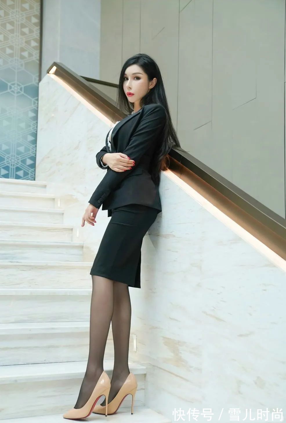 西装裙 小姐姐身穿西装裙成熟稳重,时尚又减龄绽放优雅气质