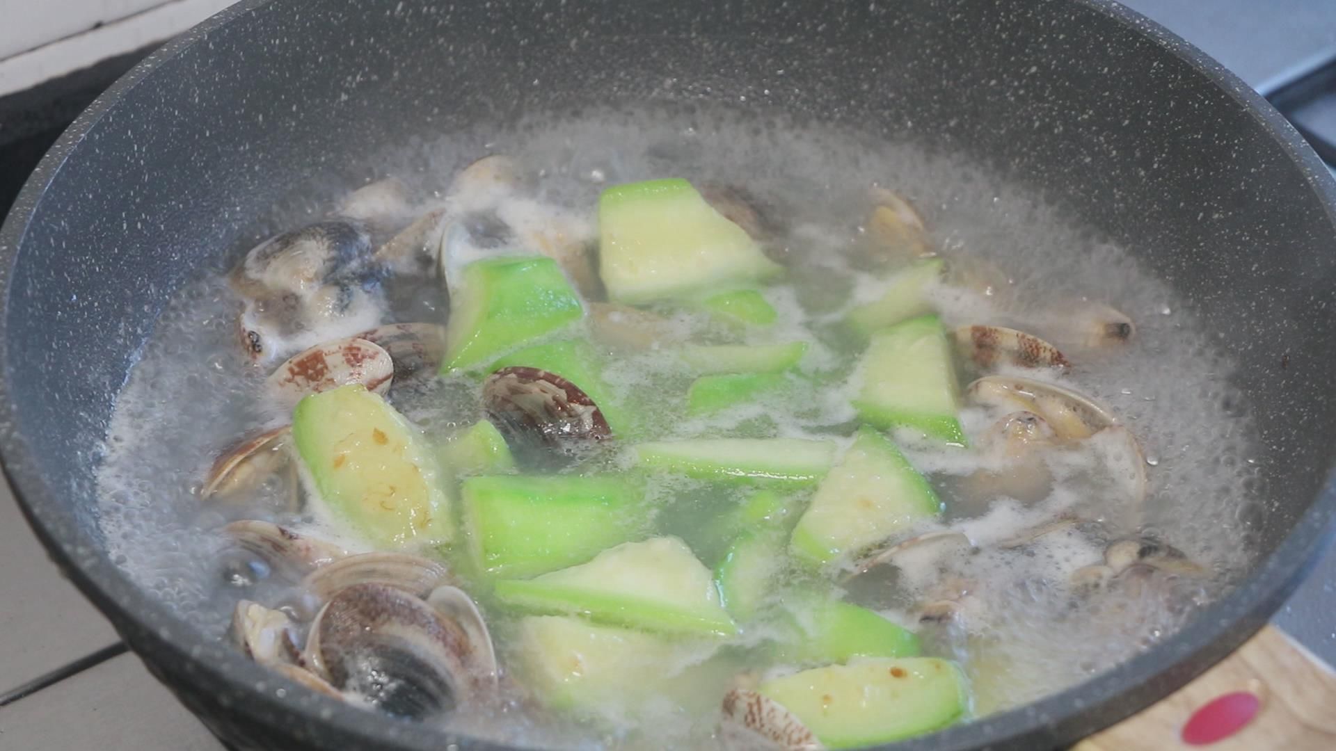  步骤|蛤蜊丝瓜汤的做法，掌握这个步骤，丝瓜嫩滑，汤汁鲜甜，做法简单