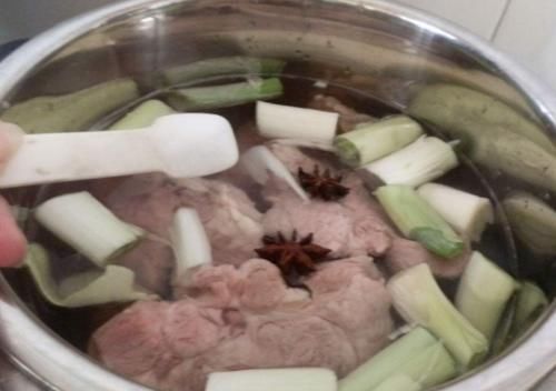 炖肉前明明焯水了，为啥吃着还有腥味？第一步就错了，难怪不好吃