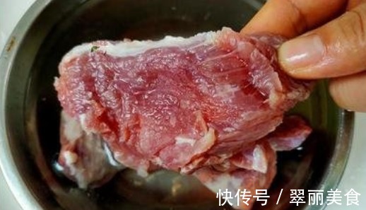 放水|解冻猪肉,别直接放水里泡!教你4招,快速解冻跟新鲜肉一样好吃