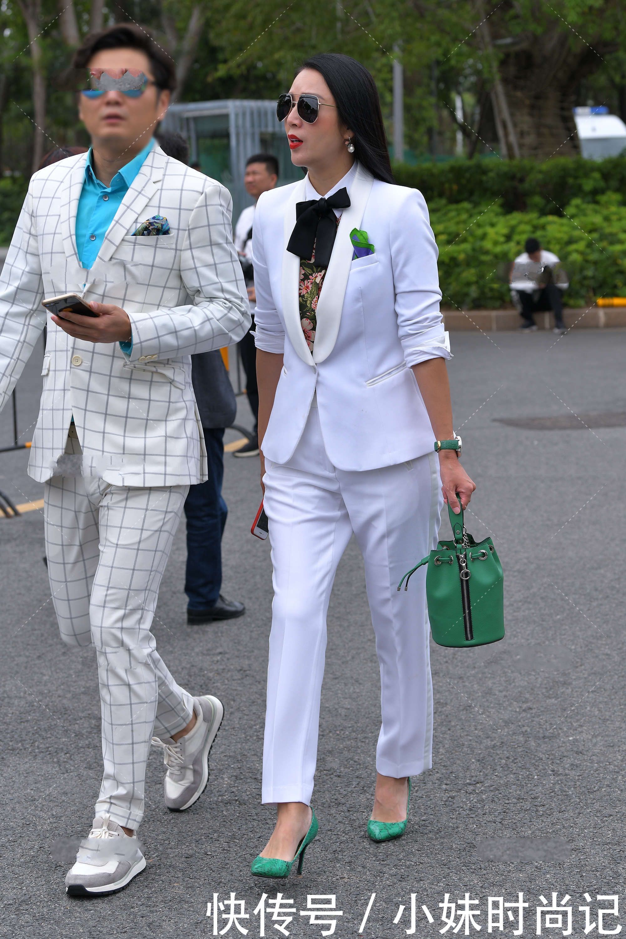 街拍：白色西装很休闲, 搭配黑色墨镜也能穿出帅气范儿