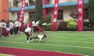 |搞笑GIF:女生喝多了什么都做的出来,她最后那几下是什么意思?