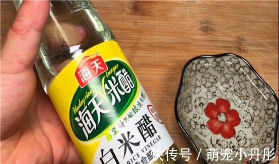 白醋倒入手心搓一搓，用途花钱都难买，不知道亏大了，学到赚到?