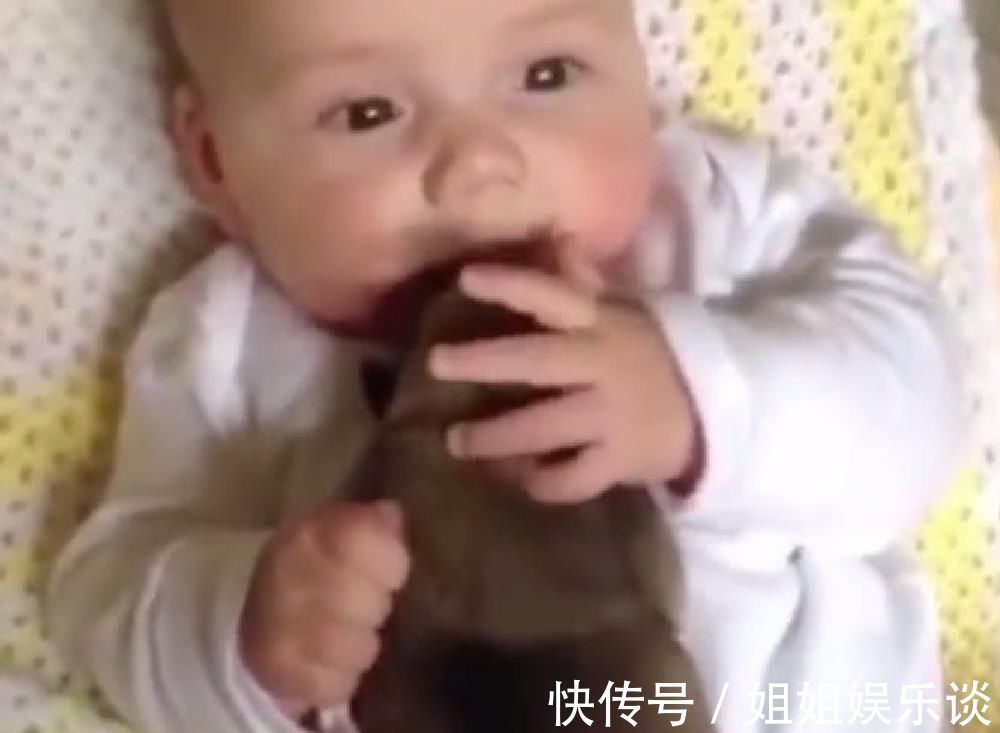 宝妈|小宝宝抱着小奶狗睡觉，下一秒小宝宝的举动让宝妈笑的肚子疼！