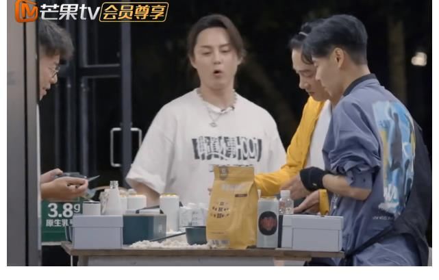 趙文卓|尹正深夜煮面，陳小春大口吃，張晉“賣弄”文化：還是離子燙好吃