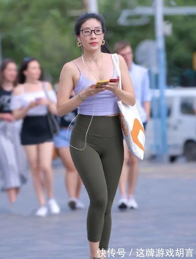 美女 善于身材管理的都市美女,都爱穿塑形减龄的瑜伽裤,真的实用!