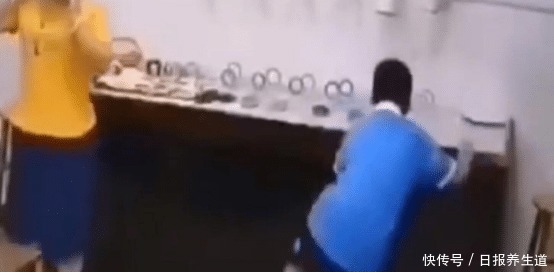 摔碎|熊孩子尬舞摔碎一桌子翡翠,需要赔偿多少钱说出来你可能不信